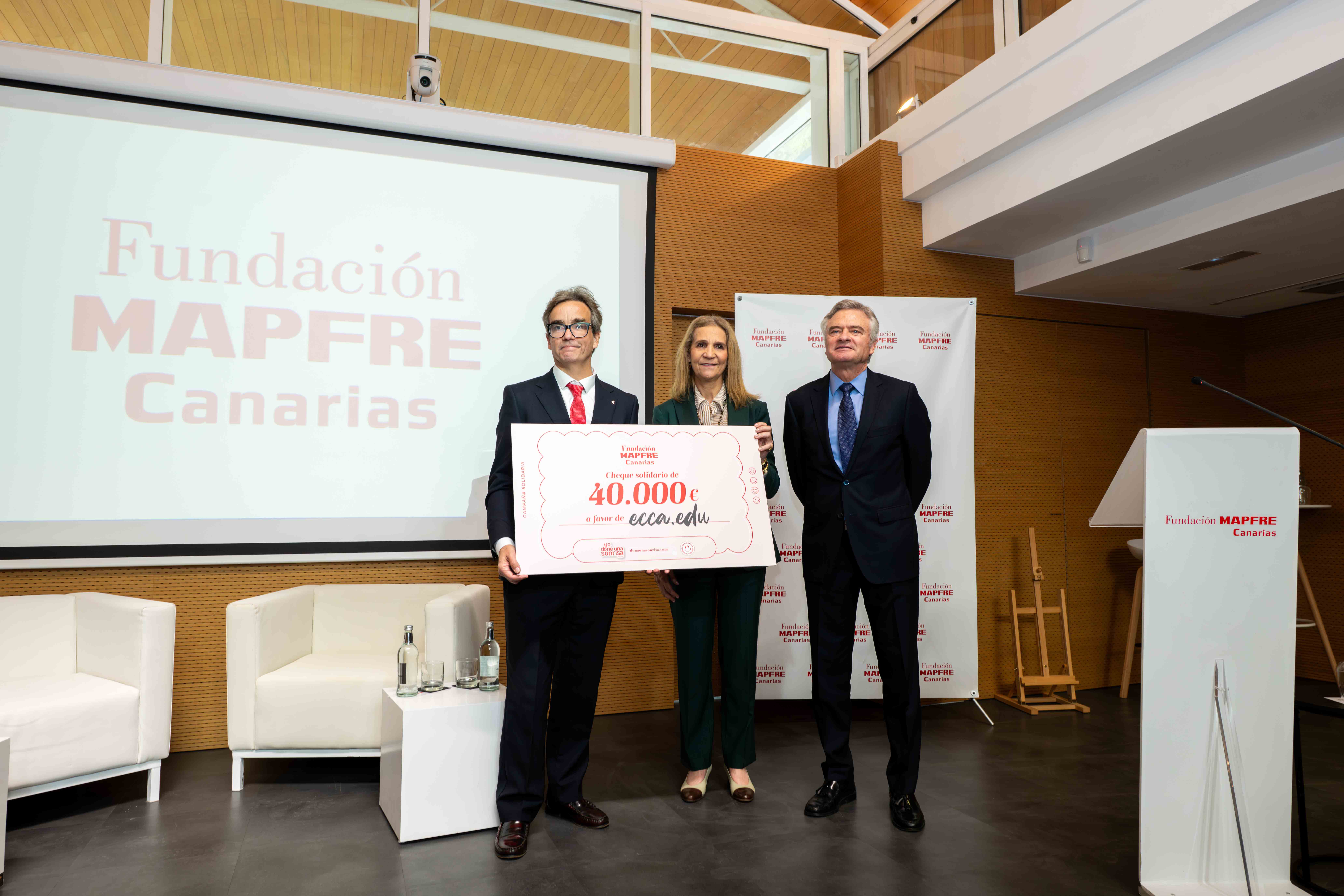 Entrega del cheque solidario 