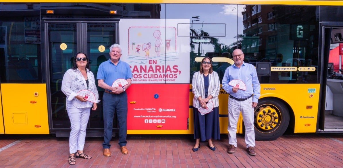 Izq. a dcha.: Esther Martel, directora de Fundación Mapfre Canarias; Pedro Quevedo, concejal de Transporte Colectivo de Viajeros de Las Palmas de Gran Canaria y presidente de Guaguas Municipales; Isabel Suárez, vicepresidenta de la Fundación Mapfre Canarias; y Miguel Ángel Rodríguez, director general de Guaguas Municipales. 