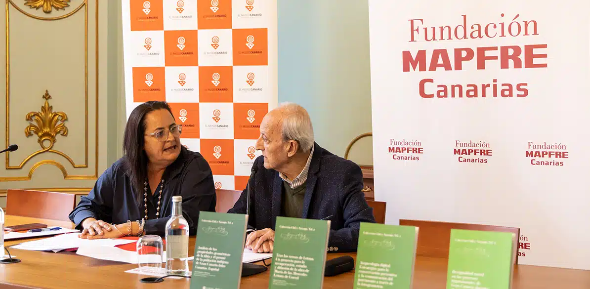 La directora de la Fundación Mapfre Canarias, Esther Martel Gil y el presidente de El Museo Canario, Diego López Díaz, durante el evento.