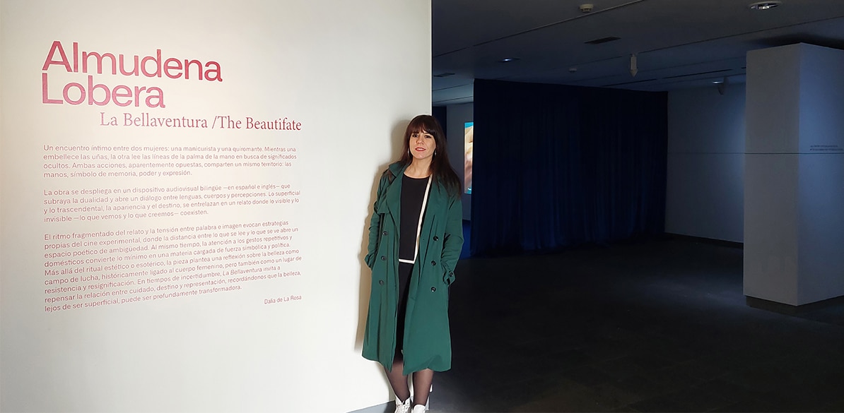 La sala institucional de la Fundación Mapfre Canarias acoge «La Bellaventura/The Beautifate», un proyecto artístico de Almudena Lobera que explora la tensión entre apariencia y destino, imagen y significado