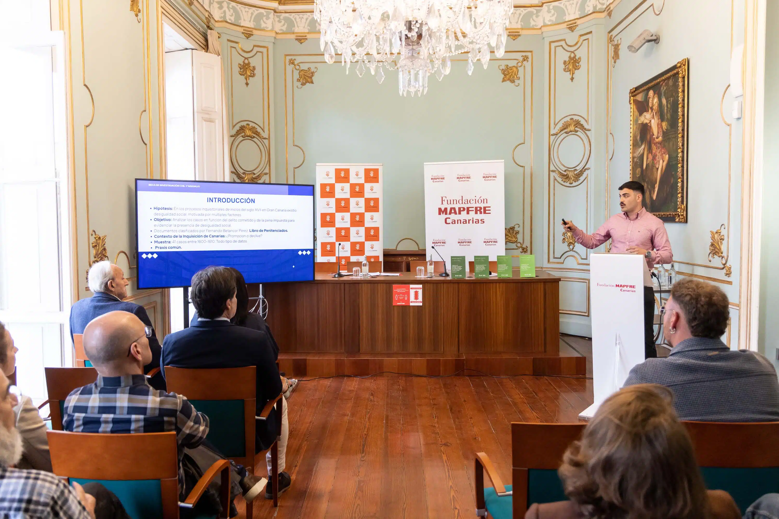 Fernando José Bolaños Artiles, graduado en Historia y máster en Formación del Profesorado, en la especialidad de Enseñanza de la Historia, en la Universidad de Las Palmas de Gran Canaria, fue el beneficiario de la beca de investigación documental para su propuesta titulada «Desigualdad social en los procesos inquisitoriales de Gran Canaria durante el siglo XVII».