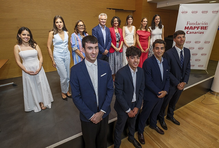 Entrega de credenciales de la convocatoria anual de becas de posgrado de la Fundación MAPFRE Canarias para el curso 2025/2026.