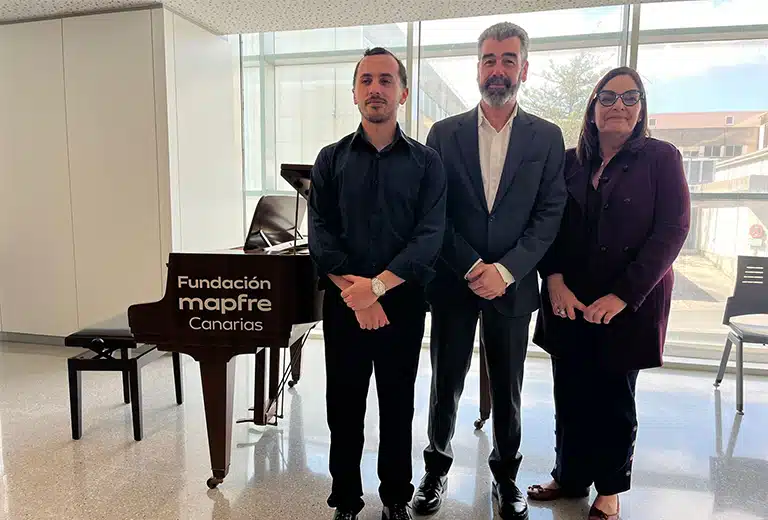El HUC instala un piano en el hall para crear espacio musical gracias a la donación de la Fundación Mapfre Canarias