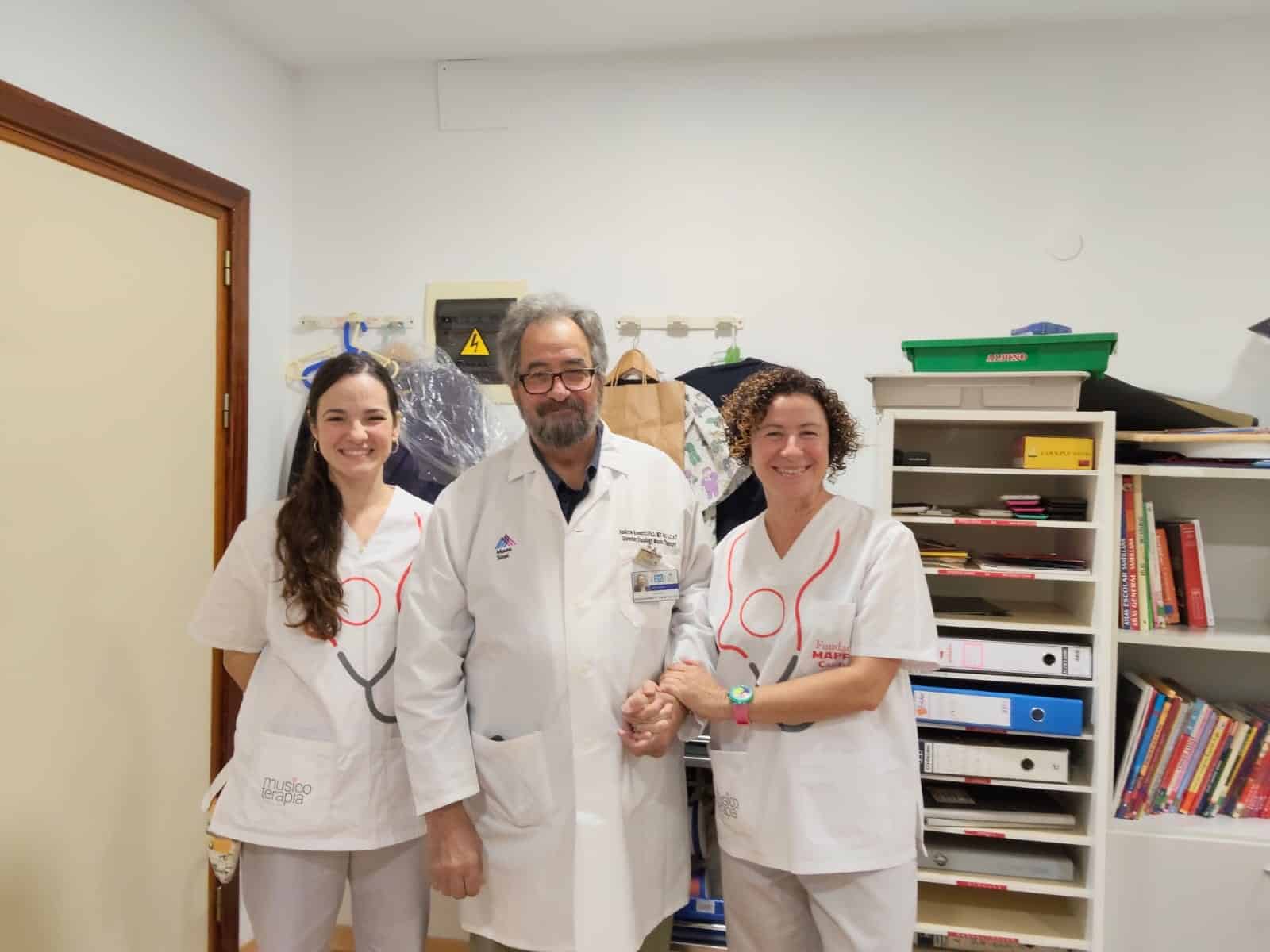 Andrew Rossetti visitando nuestro proyecto de Musicoterapia