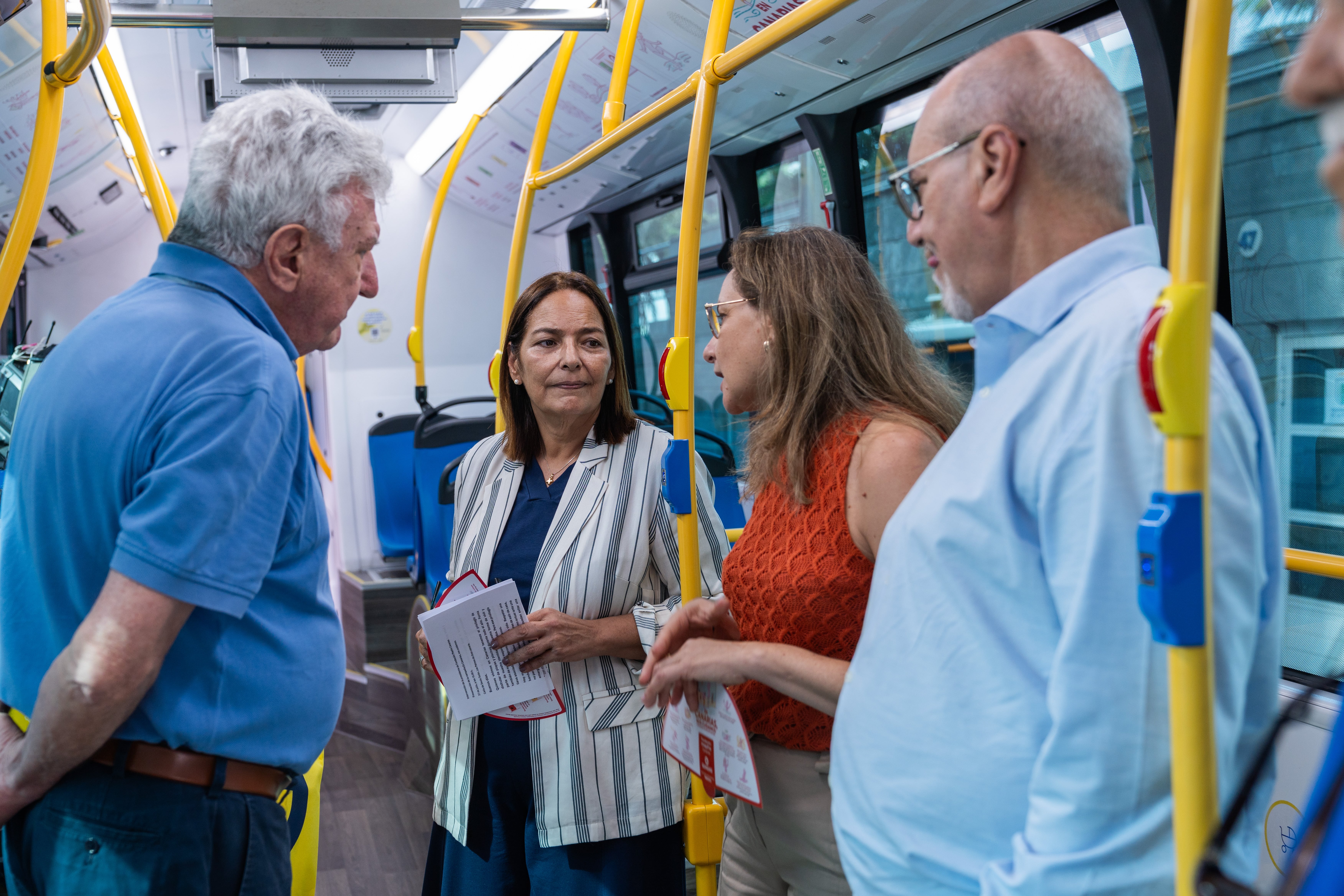 Laura Ojeda, coordinadora de prevención de la Fundación Mapfre Canarias fue la encargada de realizar una visita guiada para los representantes institucionales a la campaña 