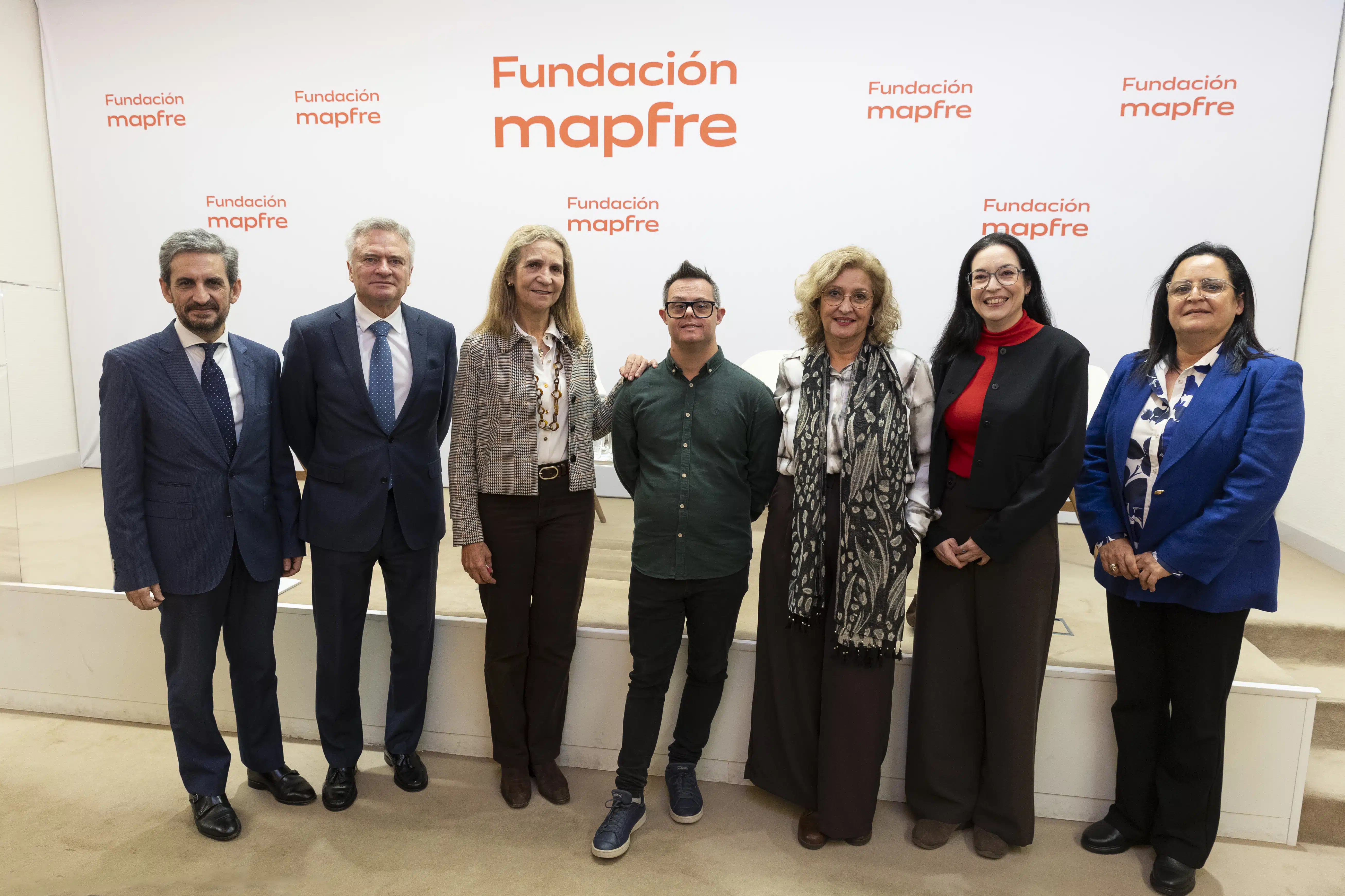 De izquierda a derecha: Daniel Restrepo, director de acción social de Fundación Mapfre; el presidente de la Fundación Mapfre Canarias, Ignacio Baeza; Su Alteza Real doña Elena de Borbón, directora de proyectos de Fundación Mapfre; Héctor Santana, autor del libro; Fela Sánchez, madre de Héctor; Angélica Taboada, directora técnica de proyectos de Asociación Síndrome de Down de Las Palmas y Esther Martel, directora de la Fundación Mapfre Canarias.