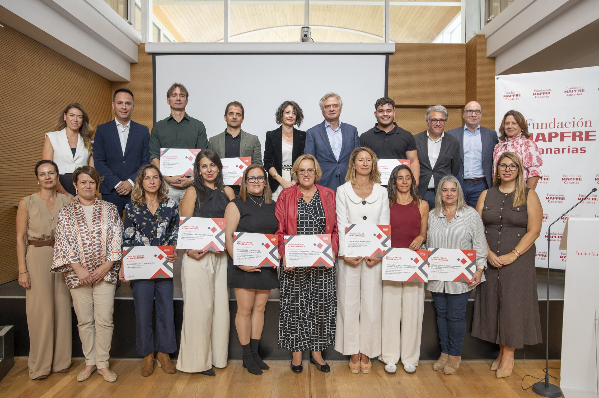 Ignacio Baeza y Eva Nacarino junto a representantes de los diez proyectos que recibirán una ayuda  de Fundación MAPFRE Canarias para 2026 junto a miembros del voluntariado de MAPFRE Canarias.
