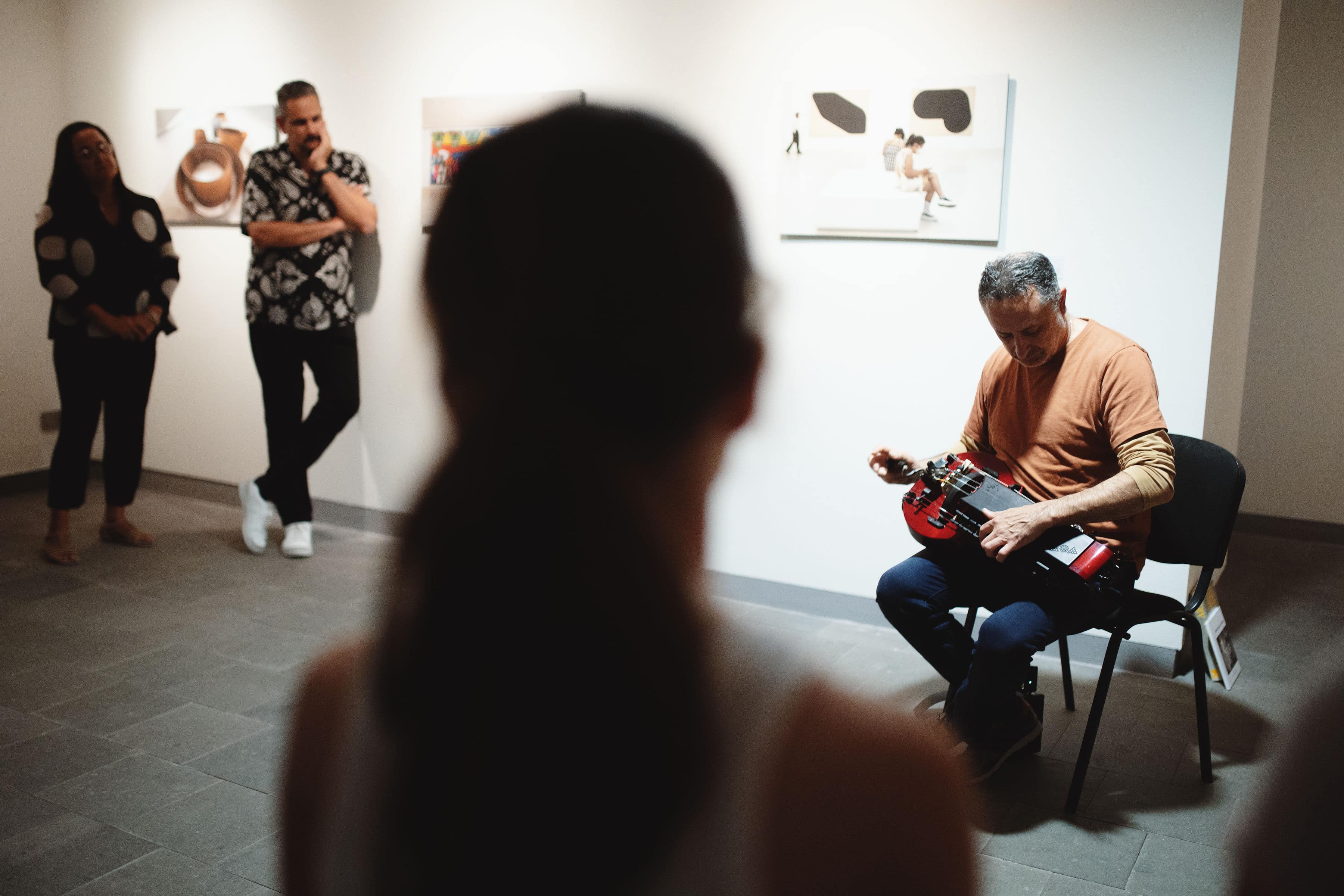 Víctor Batista Velázquez, durante su interpretación en la inauguración de la exposición