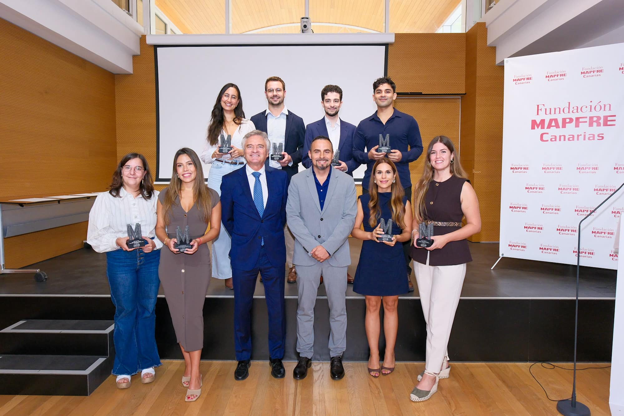 Los Premios MIR de la Fundación MAPFRE Canarias, dotados con 2.000 euros cada uno, reconocen la trayectoria y dedicación de médicos que completan su formación especializada en hospitales de Canarias. 