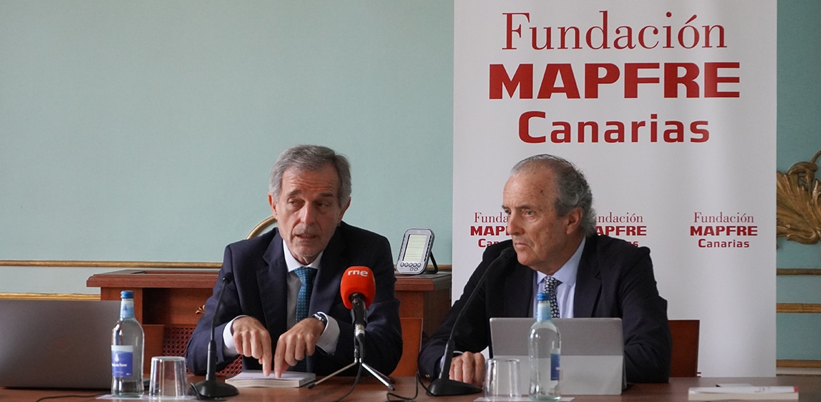 Juan Fernández Palacios, director del Centro de Investigación Ageingnomics, y Alfredo Montes, patrono de la Fundación MAPFRE en Islas Canarias.