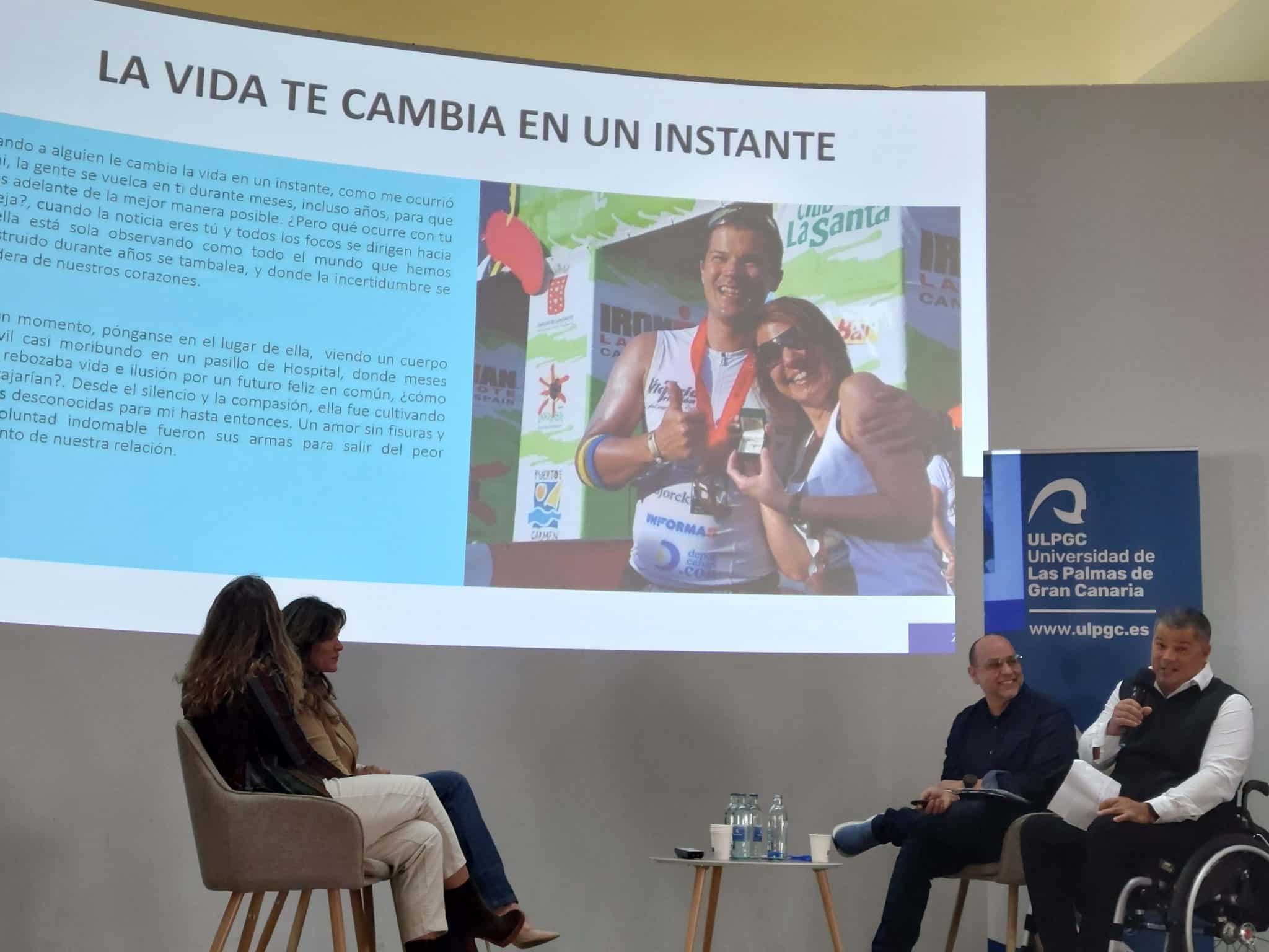 Fundación MAPFRE Canarias colabora en las Jornadas sobre mujer y discapacidad de la ULPGC Eduardo Martínez de la Asociación La vida sigue en positivo, junto a Fabiola Martínez y Rocío, de la Fundación Kike Osborne durante su participación en la jornada del martes 18 de marzo.