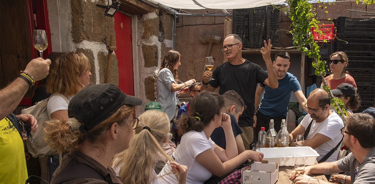 Fundación MAPFRE Canarias organiza una jornada sensorial en Bodegas Vega de Gáldar para promover la inserción sociolaboral de personas con discapacidad intelectua