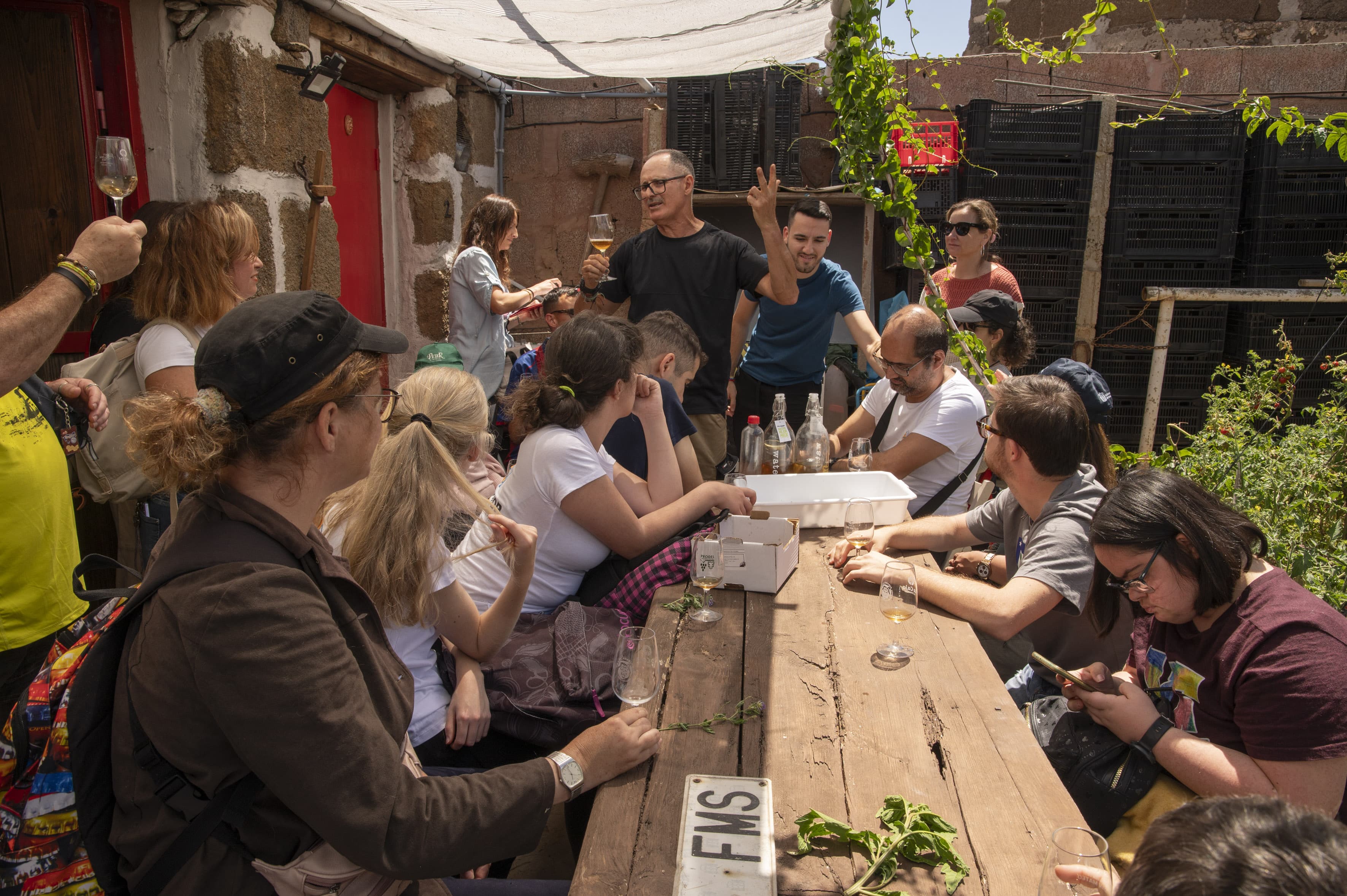 Fundación MAPFRE Canarias organiza una jornada sensorial en Bodegas Vega de Gáldar para promover la inserción sociolaboral de personas con discapacidad intelectua